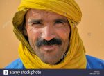 berber-with-traditional-tagelmust-morocco-erg-chebbi-sahara-CW7GXC.jpg