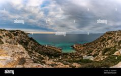 belle-vue-au-coucher-du-soleil-sur-cala-vella-petite-crique-sur-les-falaises-de-llucmajor-a-ma...jpg