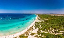 verano-en-la-playa-de-es-trenc-mallorca-t[1].jpg