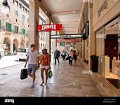 los-compradores-del-cool-arcadas-de-la-avinguda-rei-jaume-iii-una-de-las-principales-zonas-com...jpg