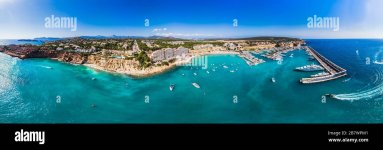 vista-aerea-el-toro-porto-turistico-di-lusso-port-adriano-maiorca-isole-baleari-spagna-2b7wpm1...jpg