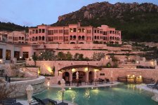Park-Hyatt-Mallorca-sunset-on-buildings[1].jpg