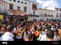 multitud-en-fiesta-de-matanza-jugando-los-verdiales-celebraciones-anuales-en-ardales-andalucia...jpg